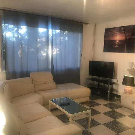 Avec Piscine Chauffee Servian