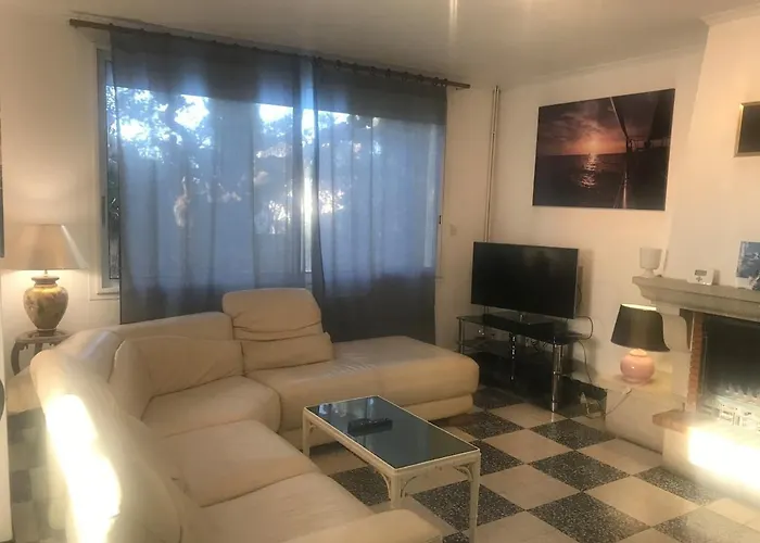 Avec Piscine Chauffee Servian