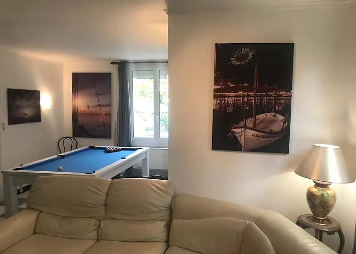 Avec Piscine Chauffee Servian